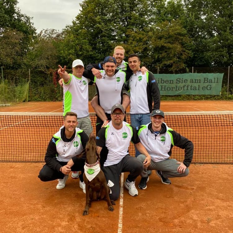 Wir gratulieren unseren Herren ganz herzlich zur Gewinn der Meisterschaft in der Kreisliga A und zum Aufstieg in die Bezirksliga 🥳
Super gespielt Jungs 🎾
#tchreichelsheim #meisterschaft #htv #medenrunde #aufstieg #tchr #tennis #reichelsheim #wetterau